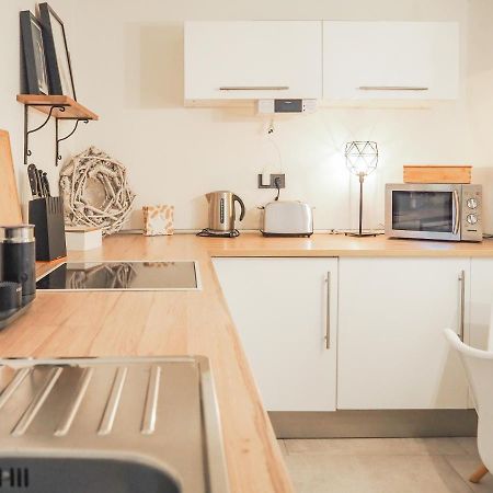 Stylische Wohnung In Ruhiger Lage, Sehr Messenah Laatzen Buitenkant foto