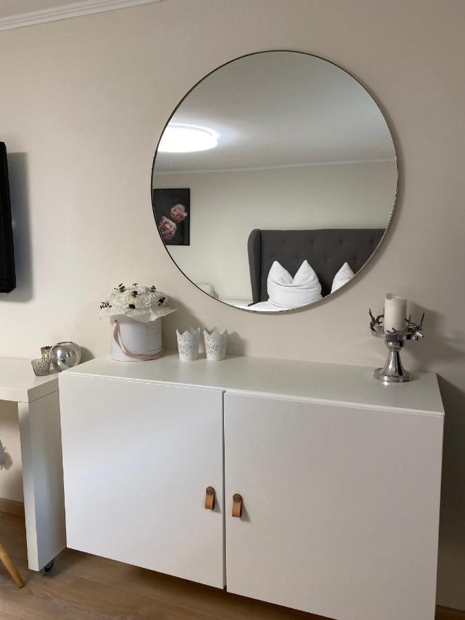 Stylische Wohnung In Ruhiger Lage, Sehr Messenah Laatzen Buitenkant foto